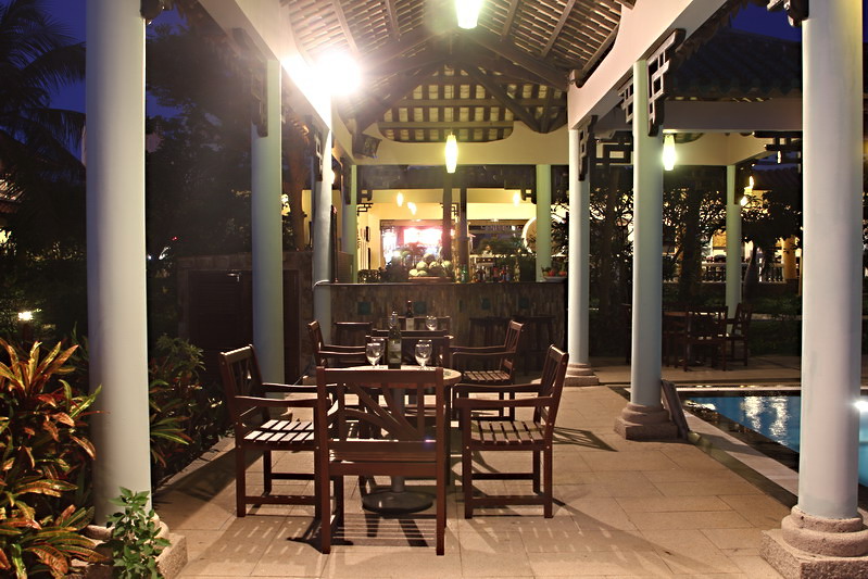 Bar gần hồ bơi